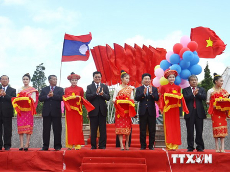 Các đại biểu cắt băng khai trương Cửa khẩu quốc tế La Lay (Quảng Trị) - La Lay (Salavan).